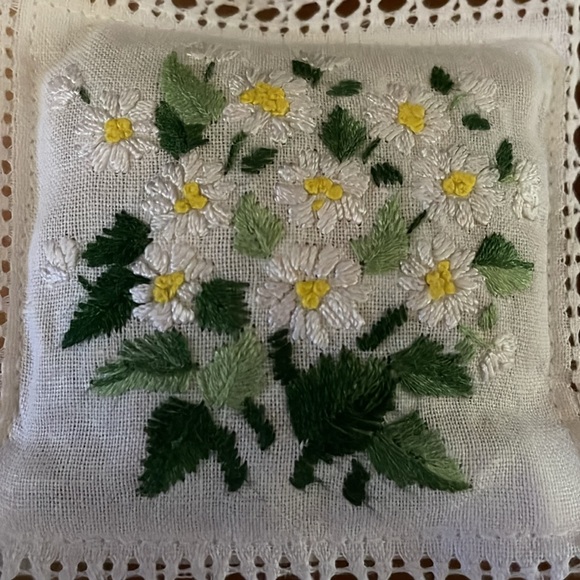 Lovely lavender handkerchief sachet w/ embroidery and daisy detail, ~4.5”X 4.5” - Picture 7 of 7